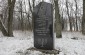 El monumento en el bosque que conmemora a las víctimas del campo de tránsito de Răuţel. © Markel Redondo - Yahad-In Unum